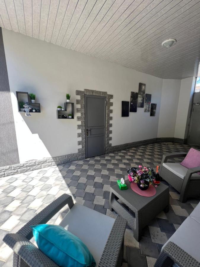 Апартаменти Cool Blue Interior Self Check In Єреван Екстер'єр фото
